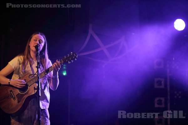 ANNA B SAVAGE - 2025-04-13 - PARIS - Petit Bain - 